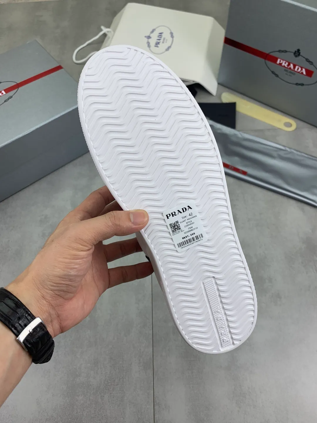Men's shoes 💰P560💰 [New model] High version official website popular model is on the market, 🆘 Trendy brand (Prada) mainly promotes popular model, avant-garde and versatile fashionable men's shoes private version mold opening, cowhide surface splicing 1:1.. Stylish and simple, original imported cowhide lining cowhide feet; the atmosphere and personality are more fashionable, eye-catching and pursuing class. It will subvert the old idea and be a must-have for fashion trendsetters with you! Must keep it for yourself! Tall and comfortable, large and low, high-end quality workmanship. Size: 38-45; 2️⃣ colors available.